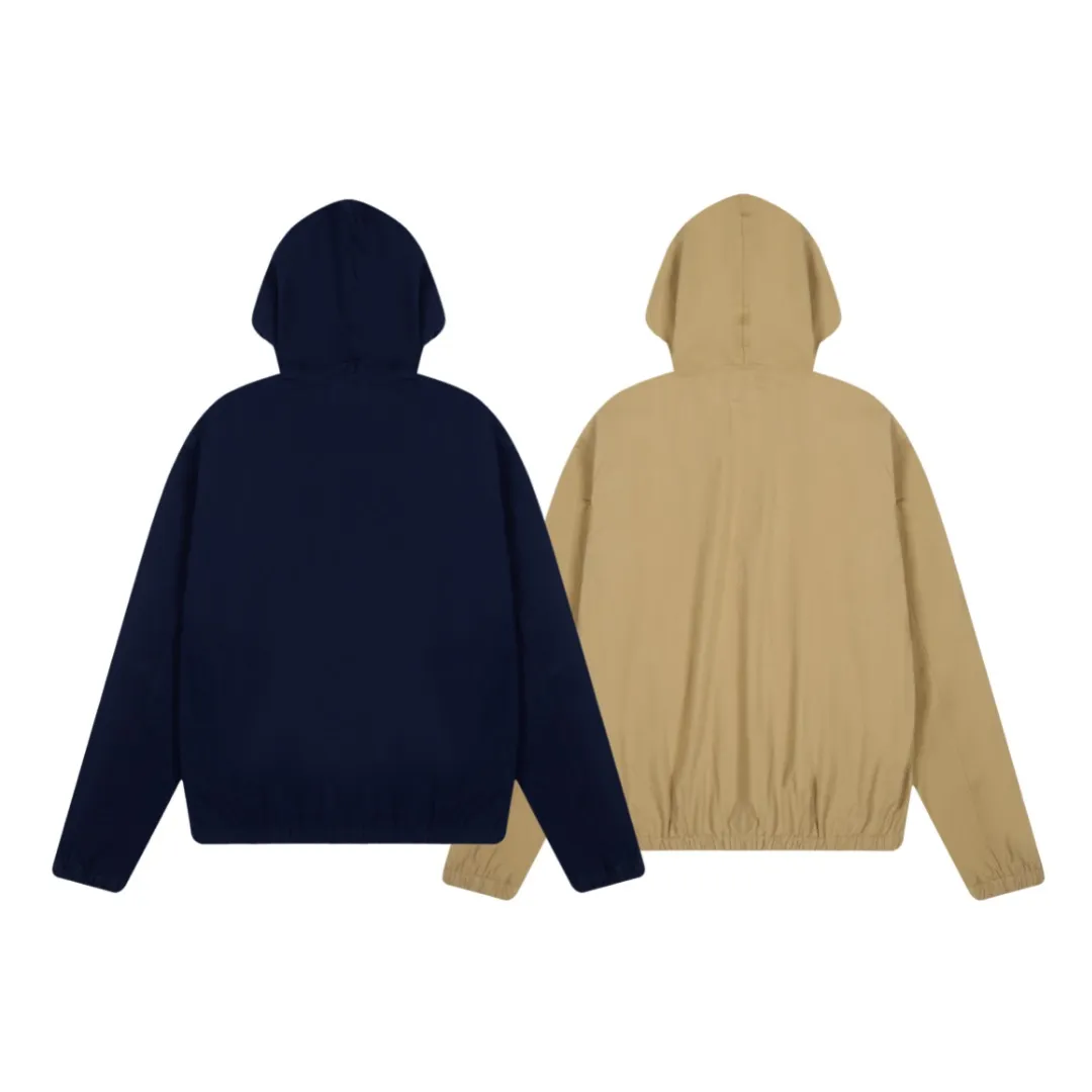P290 White background picture [Popular item] Style number: 25109# (on sale all year round) Color: khaki/navy blue Size: S to XL - Ralph Lauren/Ralph Lauren Solid color logo embroidered cotton soft shell fabric hooded assault jacket - the face is the same as the original 32 high count plain weave super soft carbon grinding ✅ - Brand POLO three zippers Customized back collar webbing Dark and light two-color oil edge leather strips ✅ - Ralph Lauren/Ralph Lauren's classic men's and women's bomber zipper hooded jacket. It has an elegant and fashionable style with any wear. It has a retro and relaxed feel. The hood and zipper elements add to the casual casualness. The paper man effect on the upper body can be perfectly controlled whether it is sports style or casual style ✅